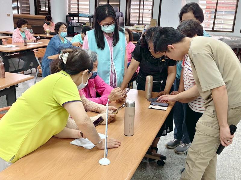 學員搭配講師資料實際操作