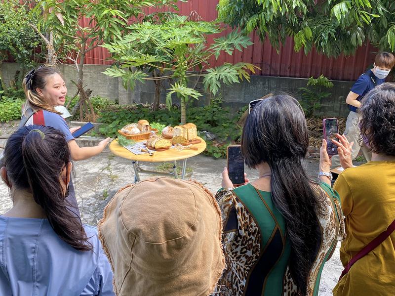 講師引導調整拍攝場景擺設，學員實作學習、提升拍攝技巧。