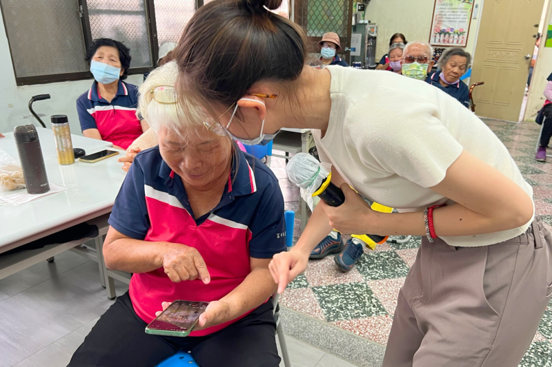 學員跟著講師同步操作介面功能。