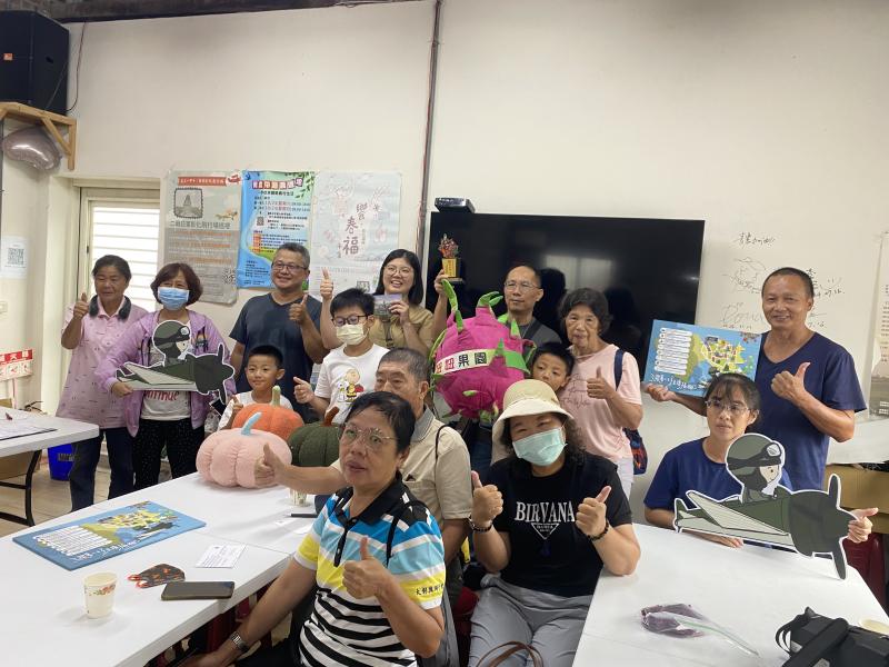 青農詳細介紹百香果與火龍果的知識,數位走讀大家超開心的.