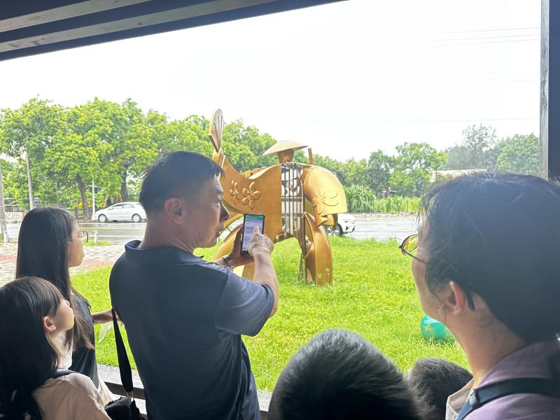 現場老師示範數位走讀操作程序。