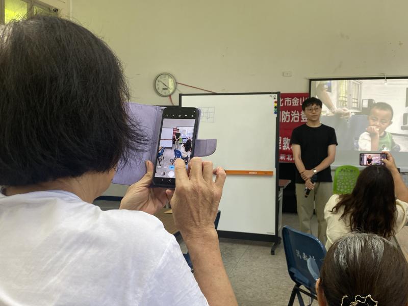 長輩透過拍攝老師,來練習照片取景。