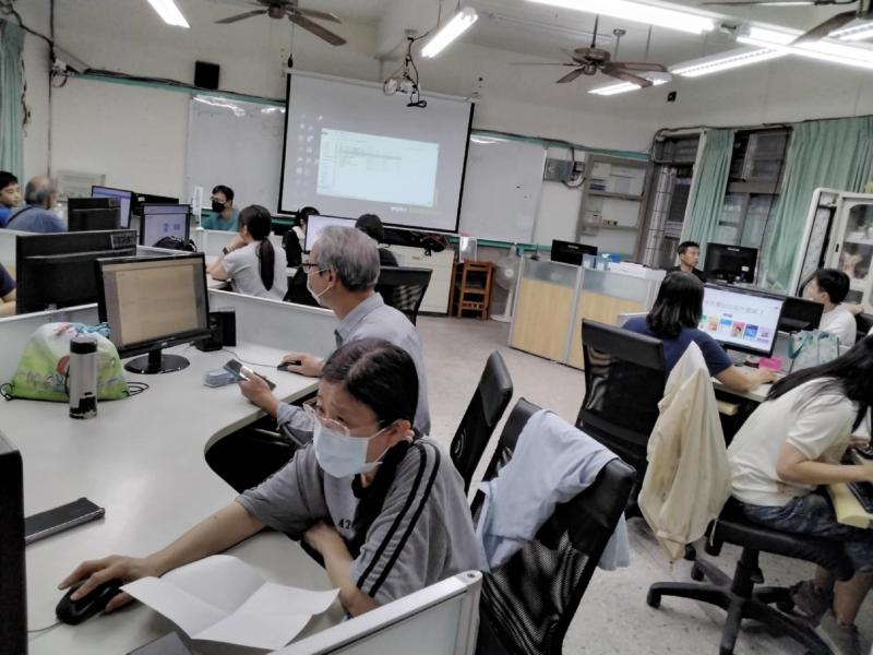 AI相關課程的第一堂課，學員們滿心期待著今天的上課內容。