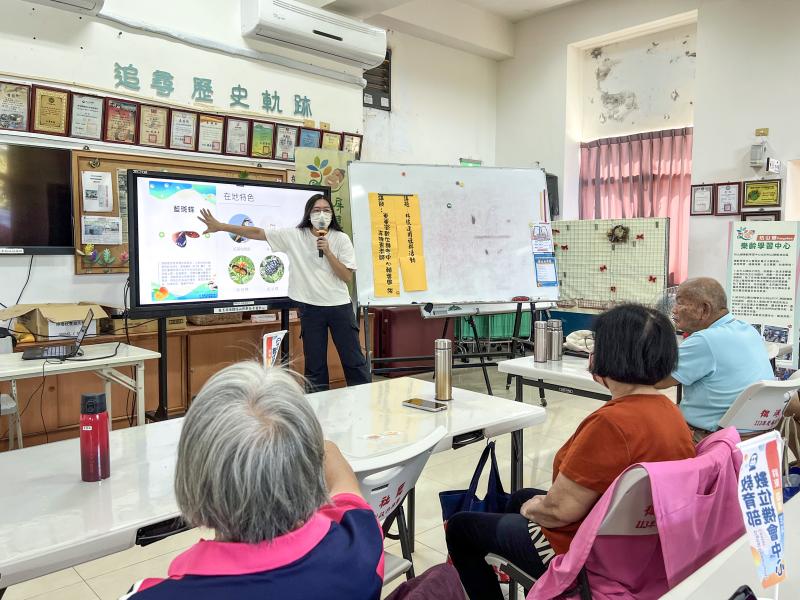 引導學員搜集楓港在地文史、伯勞鳥、蝴蝶種類與農特產資料，並轉化為適合AR呈現的數位素材，共同設計與創作具互動性的AR實境內容。