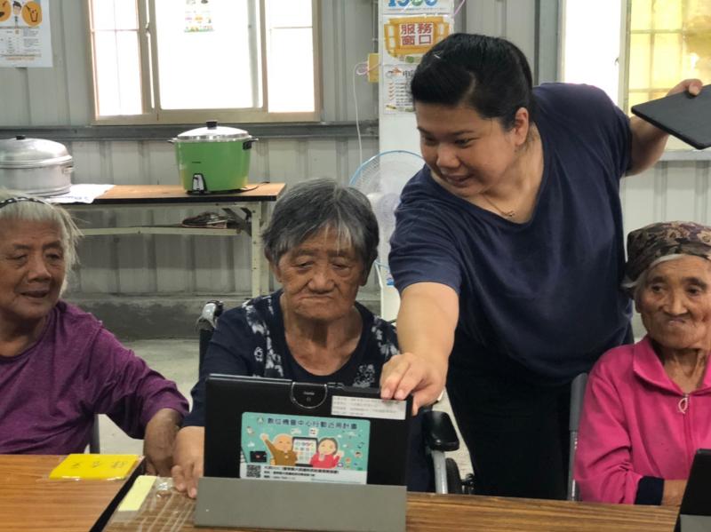 講師指導學員網路註冊等操作方式,學員全神貫注聆聽。