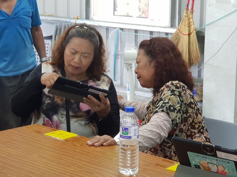 學員互相討論學習操作