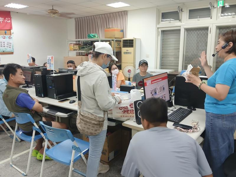 心月老師使用PPT教導學員如何使用網路購物平台及電子支付工具