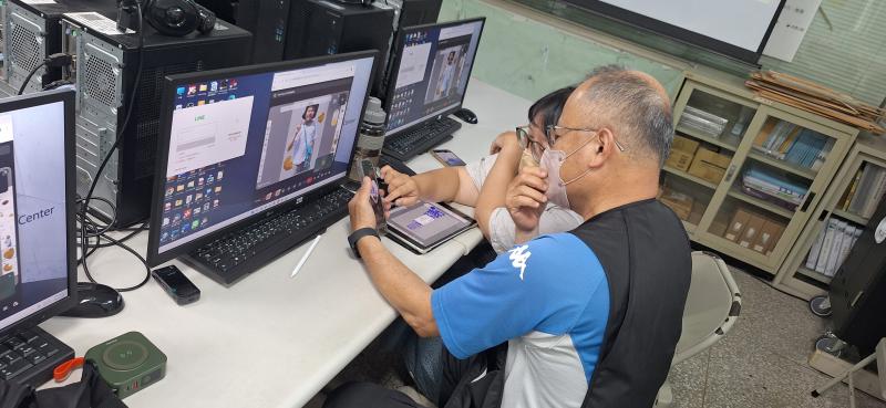 老師於實作時指導