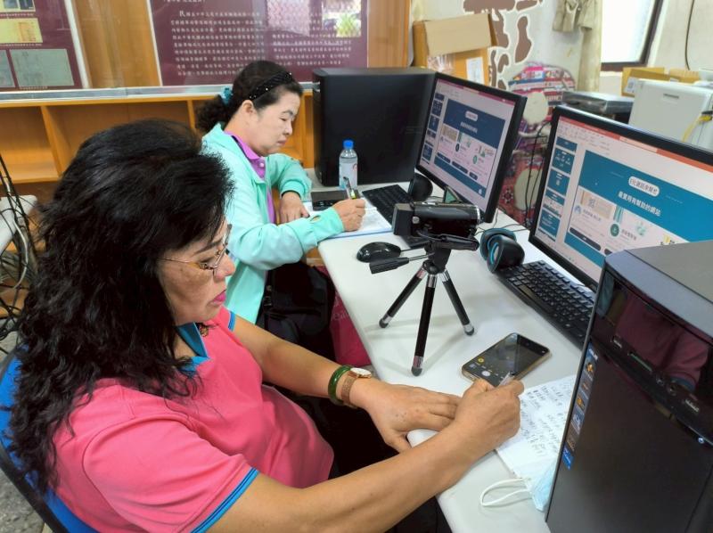 講師以實例教學，分享收納基礎概念與工具挑選方法，幫助學員有效規劃居家空間。