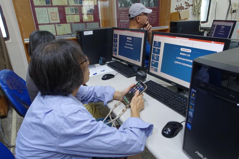 學員學習數位收納技巧，掌握檔案分類與整理，打造井然有序的數位生活環境。