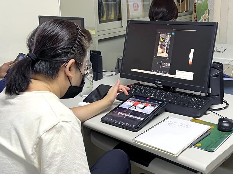 學員在講師的引導下，練習使用手機操作剪輯軟體。