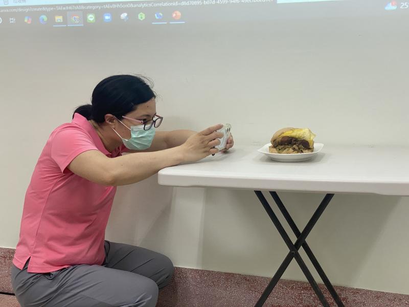 當學員蹲下來，將鏡頭與產品保持在同一高度拍攝，呈現商品的細節與質感