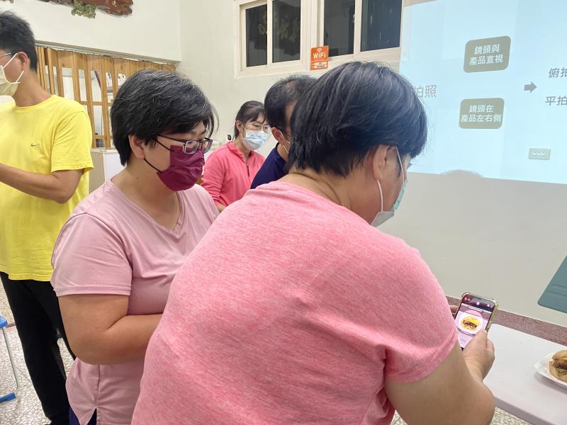 鏡頭從上方俯視商品進行拍攝，藉此強調商品的整體輪廓與擺設構圖。