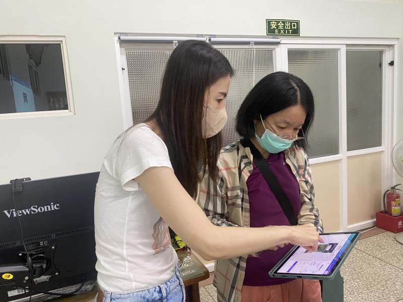 Canva介面的操作產生額外疑問，便主動獨自請教，幫助自己深入其他設計功能。