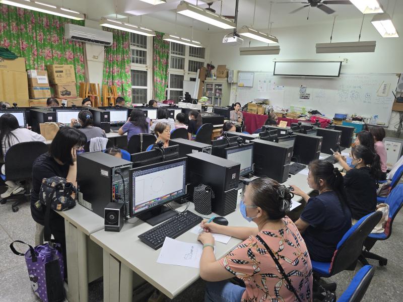 參與學員認真聽取老師操作程序。