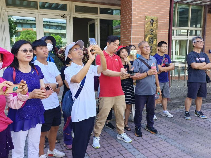 老師帶領大家實際體驗無人機的操控流程，包括起飛、懸停、轉向、降落等基本動作，學員們輪流上場操作，逐步熟悉控制介面與飛行手感