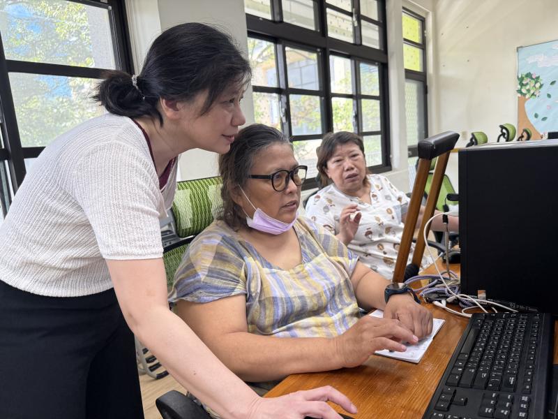 學員們也會相互協助指導