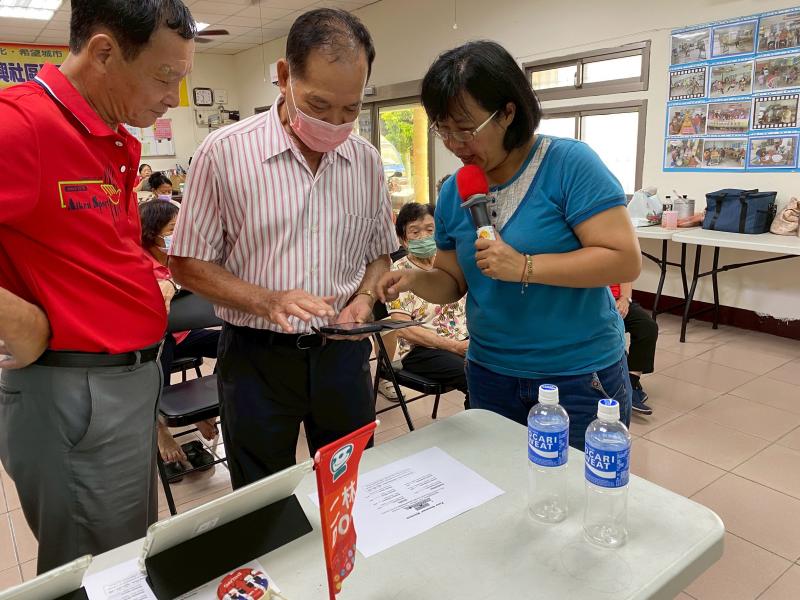 講師帶著全英文菜單讓學員透過手機智慧鏡頭的使用，可以輕鬆將全英文的菜單,翻譯成他們熟悉的語言。這不僅促進了對內容的理解，還能提升他們的實際操作體驗。這樣的學習方式不僅能增強參與者的語言技能，還能讓他們更加熟悉和自信地使用智慧技術，進一步提高