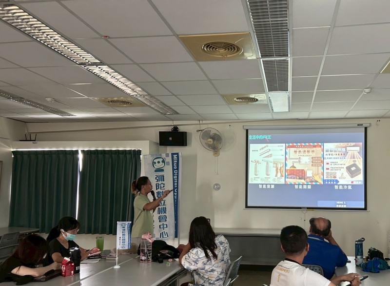 講師講解時下的智能家電，讓學員們熟悉。