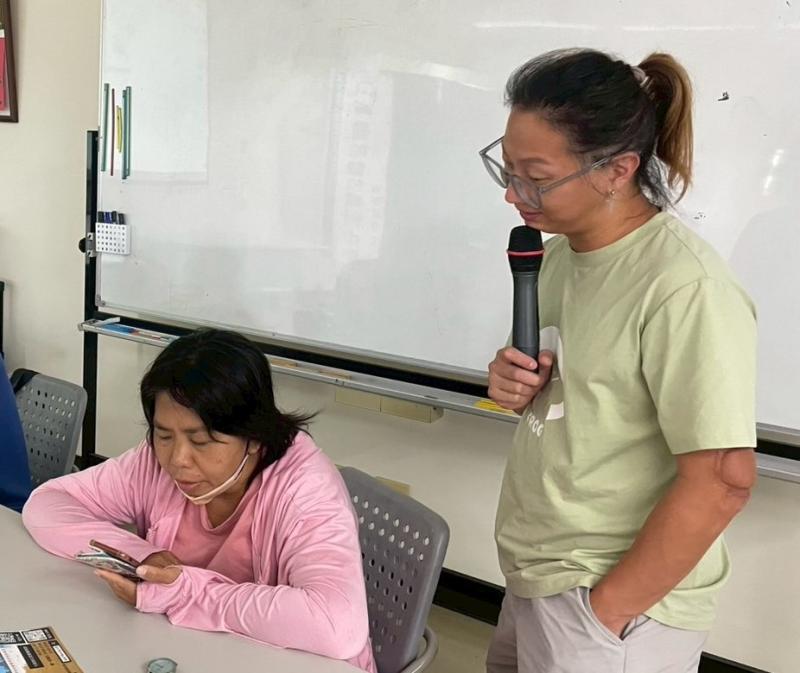 講師指導學員操作手機的ai助理。