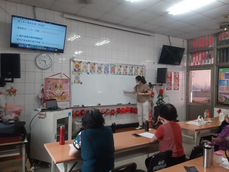 人人都是直播主為婦女專班，首次與溪湖鎮汴頭里社區合作,教導學員如何  在社群網站上直播及如何觀看好友的直播影片貼文並給予按讚。