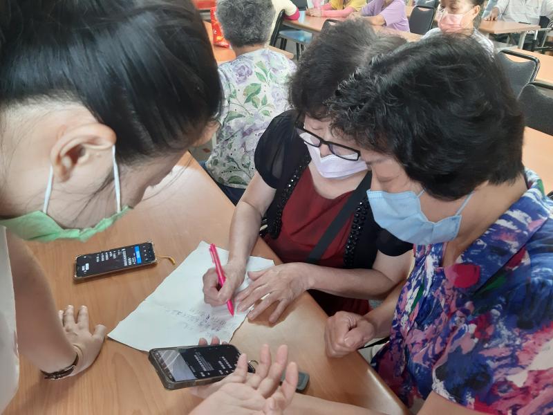 參與的學員覺得DOC的課程內容很棒，第二堂課特別邀請住在台中的妹妹也來溪湖一起來上課，倆姊妹認真的學習精神、勤作筆記真令人佩服。