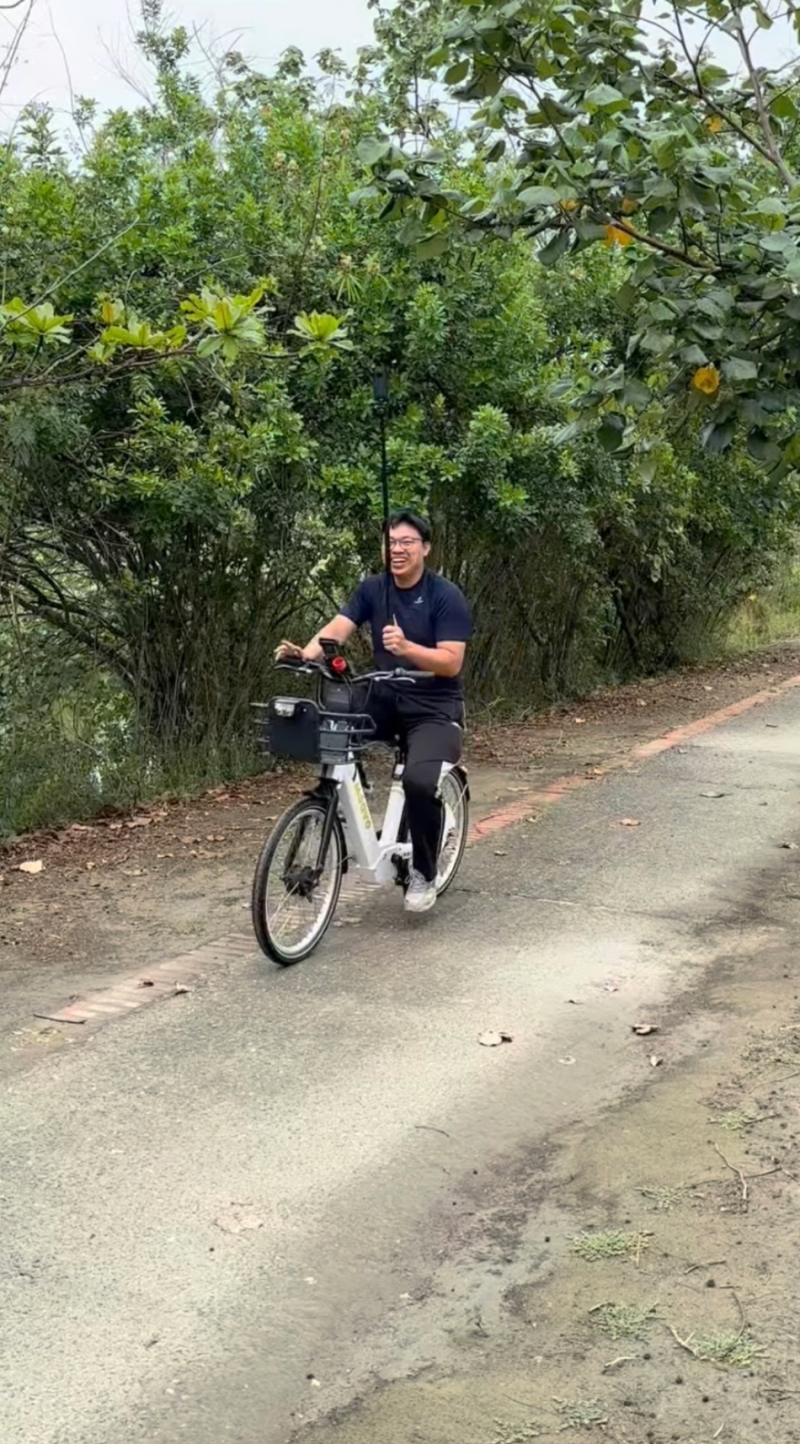 首先一開始老師為大家介紹360˚影片是甚麼?手機在觀看影片時透過手機上下左右擺動或手指滑動影片畫面,就能觀看到不同視角的畫面,有許多學員表示平時很少看到360˚影片,紛紛拿起自己的手機來觀看,覺得非常的有趣和神奇。