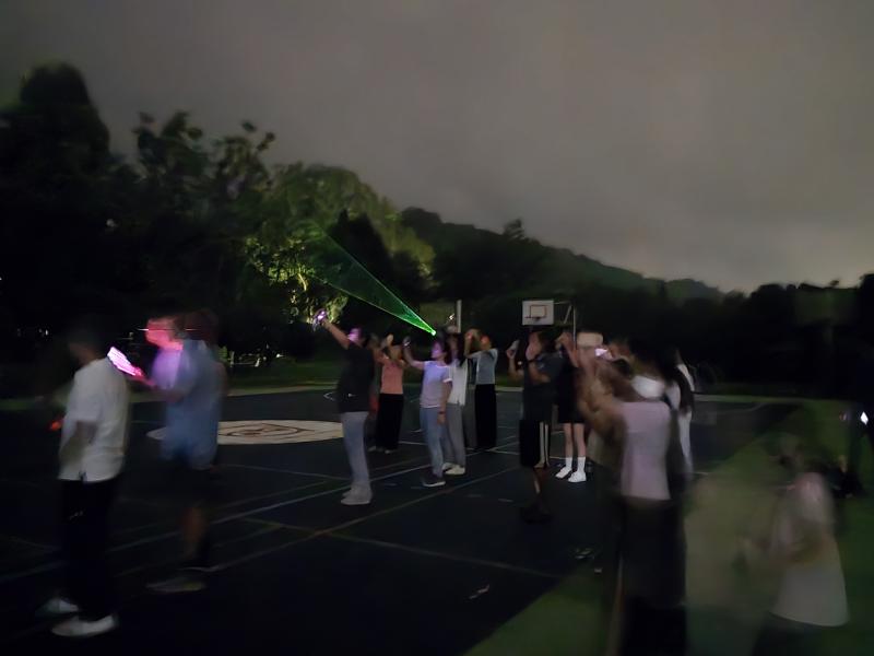 儘管雲層厚看不到星星,大家還是進行戶外觀星模擬