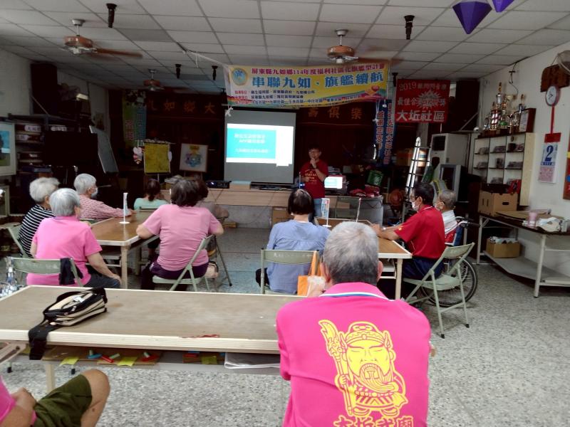 老師講解有關智慧生活APP：實用技巧與社區服務的重要性