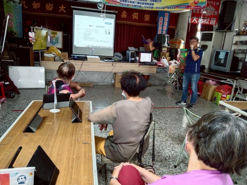 教導學員安裝健康APP如何透過視訊看診