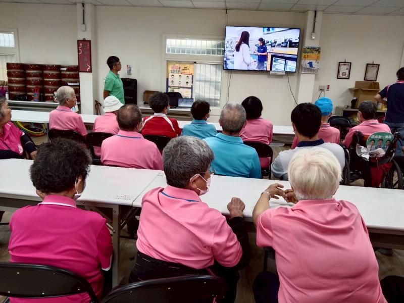 老師運用網路影片賞析讓學員更了解如何管理健康飲食及用藥安全