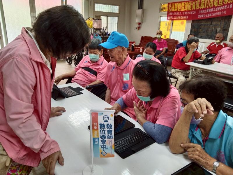 社區志工協助中高齡長輩學習平板電腦情形