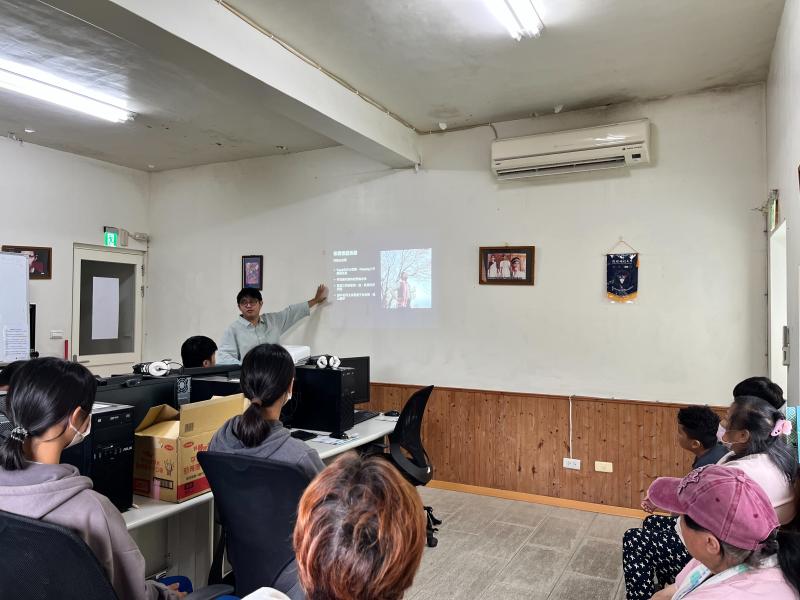 老師帶領學員探討幾十年前泰雅族人所傳唱的遷徙歌，引導學員從羅馬拼音的用法再到它的含意。