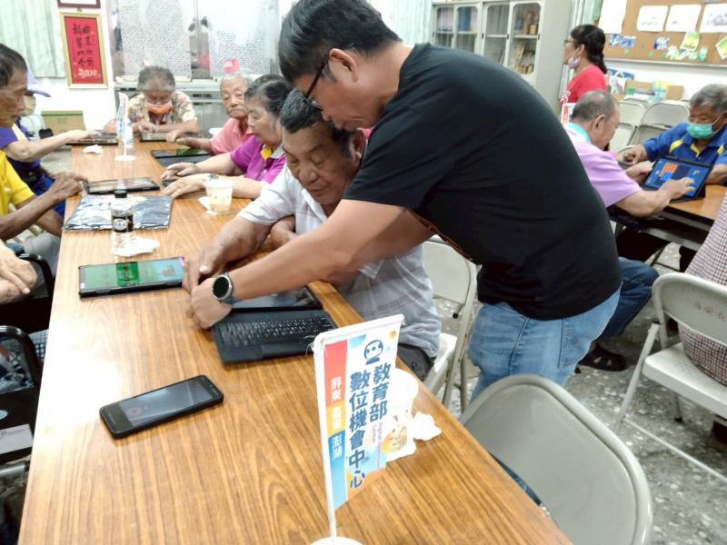 老師指導學員如何使用平板電腦開機、關機及音控鍵的使用