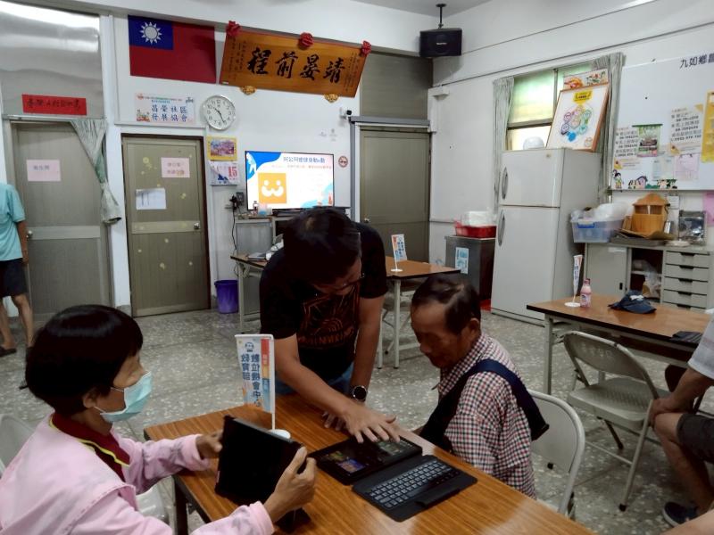 老師指導學員如何下載生活資訊及APP，休閒娛樂生活。