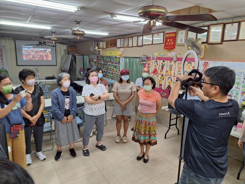 老師介紹LED燈的功能操作及光影所呈現的效果