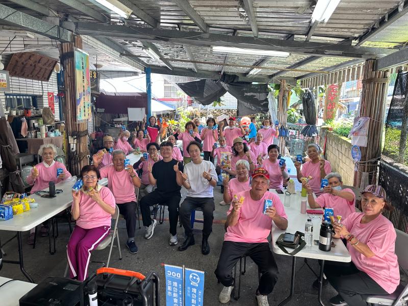 現場實際下單體驗，餐點準時送達，每位長輩都露出驚喜的表情：「原來手機點餐這麼簡單！」