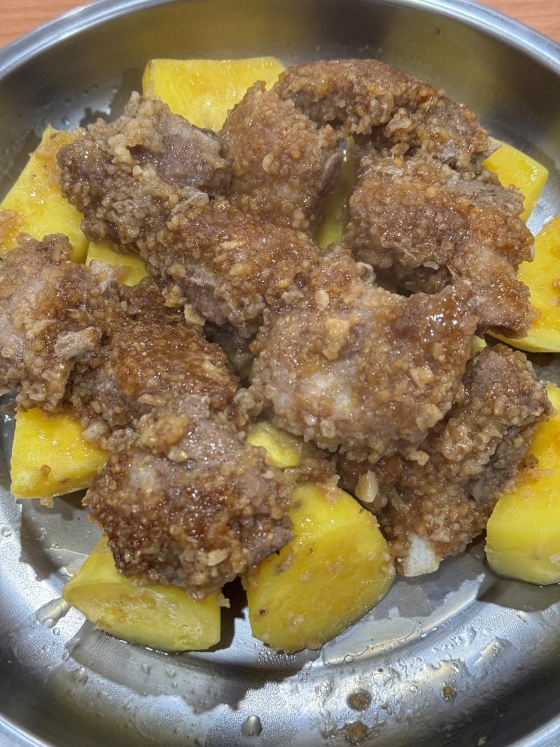 學員製作地瓜粉蒸排骨