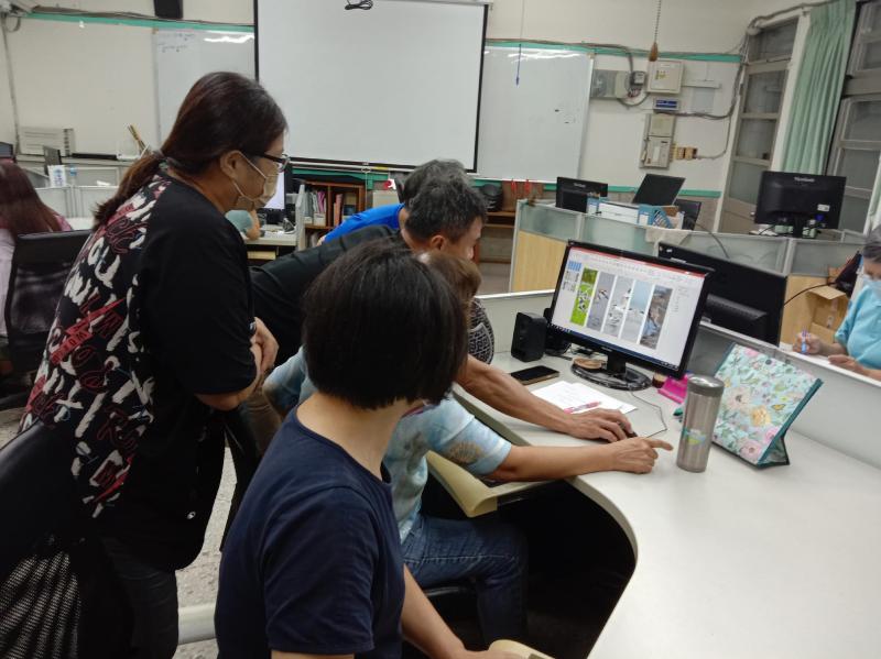 老師親自操作幫學員介紹課程互動軟體介紹。