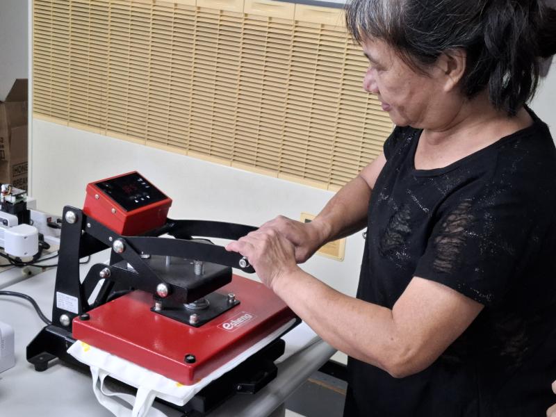 學員們親自體驗熱轉印流程