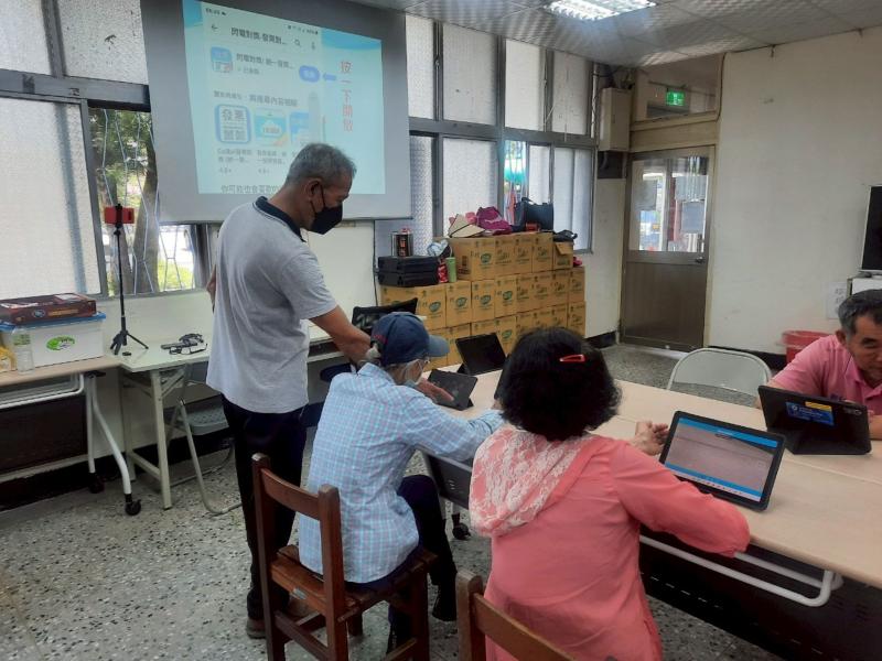 透過連續密集的課程，長者們掌握手機相機的基本操作，了解像素、飽和度等攝影專有名詞。