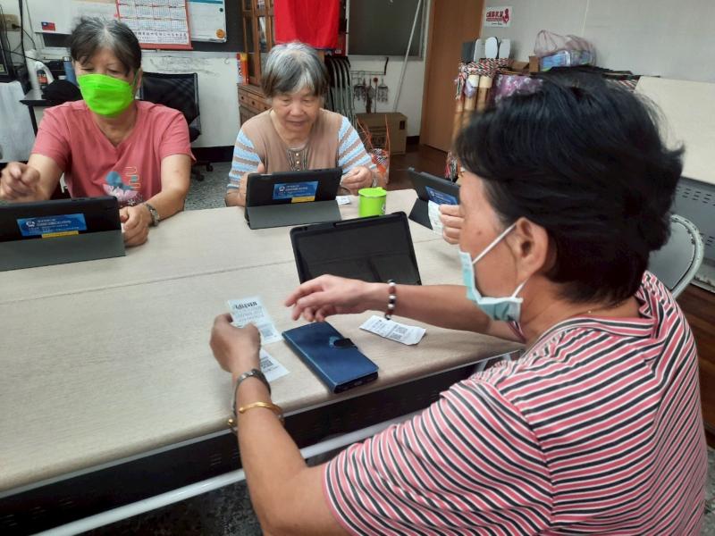 長者們認真學習如何下載並使用各種修圖APP，透過調整色調與風格，將自己的照片更有個人特色。
