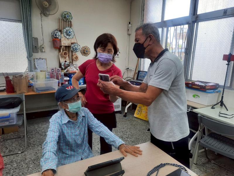 學員間分享彼此的成果，開心地談論如何將新技能運用在生活中，記錄家人、朋友與美好時光。