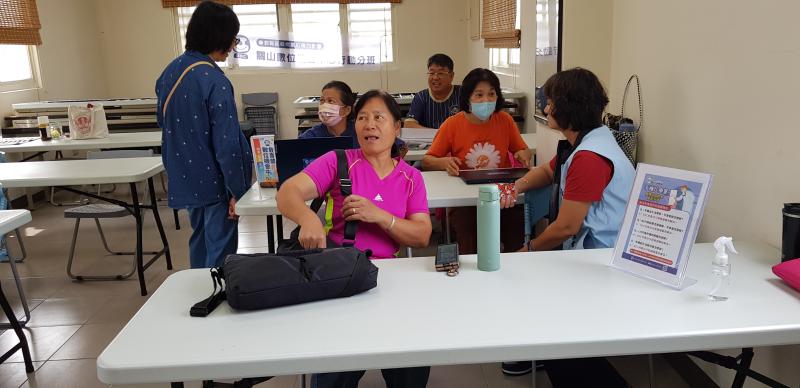 從認識生活中的AI應用開始，一步步打開科技視野。大家從好奇觀望到主動提問，課堂裡充滿新奇與驚喜。