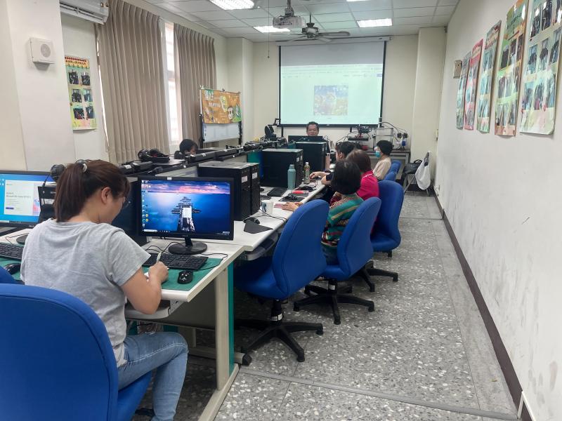 學員分享屬於自己的飲品故事，從生活記憶中找靈感，構思創意概念，現場氣氛溫馨充滿交流。