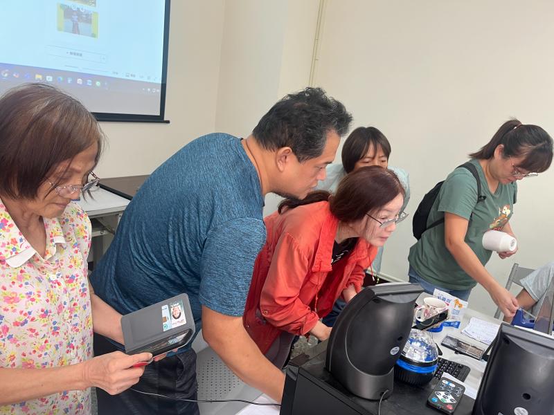 學員操作平板或筆電進行數位設計，運用色彩、圖形與文字打造專屬標籤，呈現個人風格與創意。