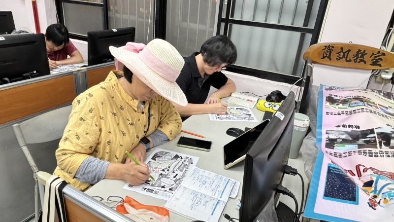 學員將圖片上色、利用手機掃描圖片。