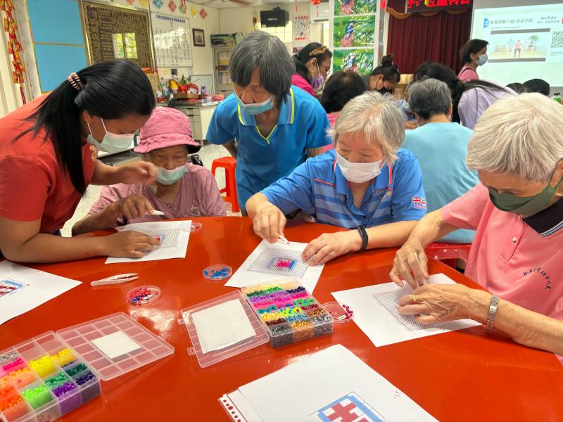 今天在社區舉辦的拼豆鑰匙圈手作課程圓滿落幕，長輩們都玩得非常開心！
