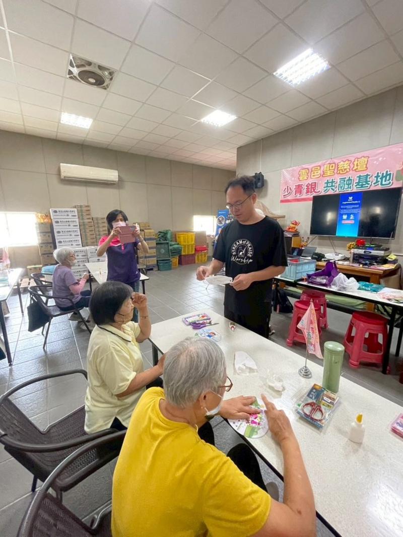 每位參與者都專注地觀察與操作，從中可以感受到AR技術帶來的驚奇與樂趣，也讓數位科技變得更容易親近。