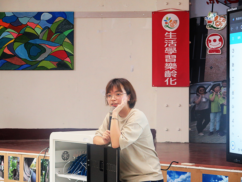 講師於課堂上深入講解 AI 技術平台,學員聚精會神聆聽。